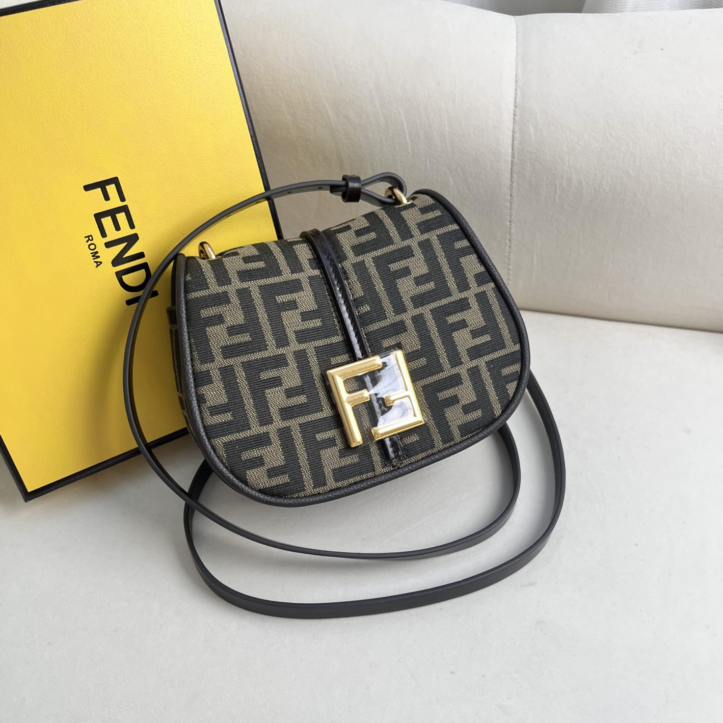 SA FENDI  커몬 미니(Cmon Mini) 16X6.5X21cm