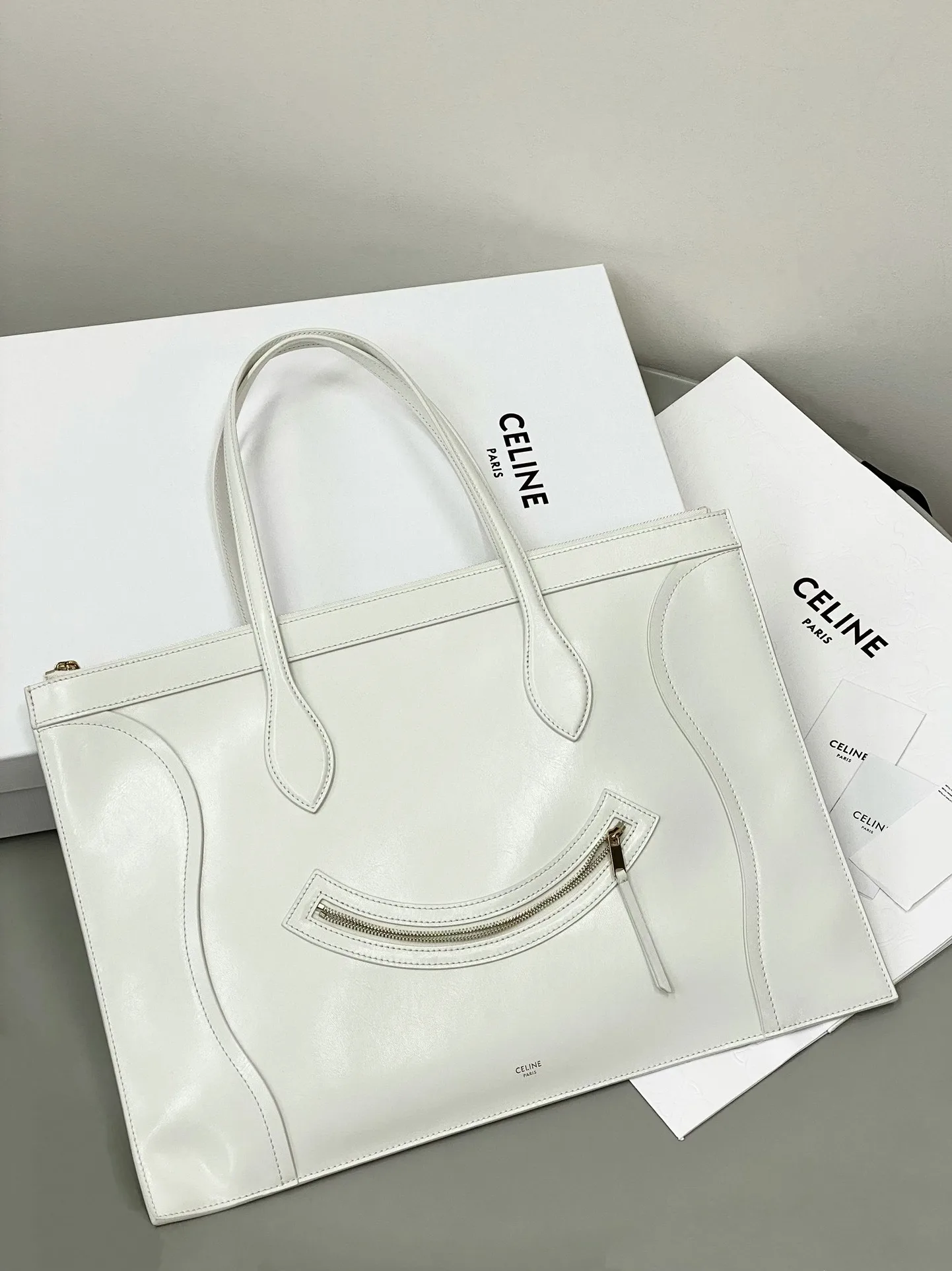 셀린느 백 송아지 가죽 플랫 카바스 울트라 123963GW4  31.5×0.5×44.5cm