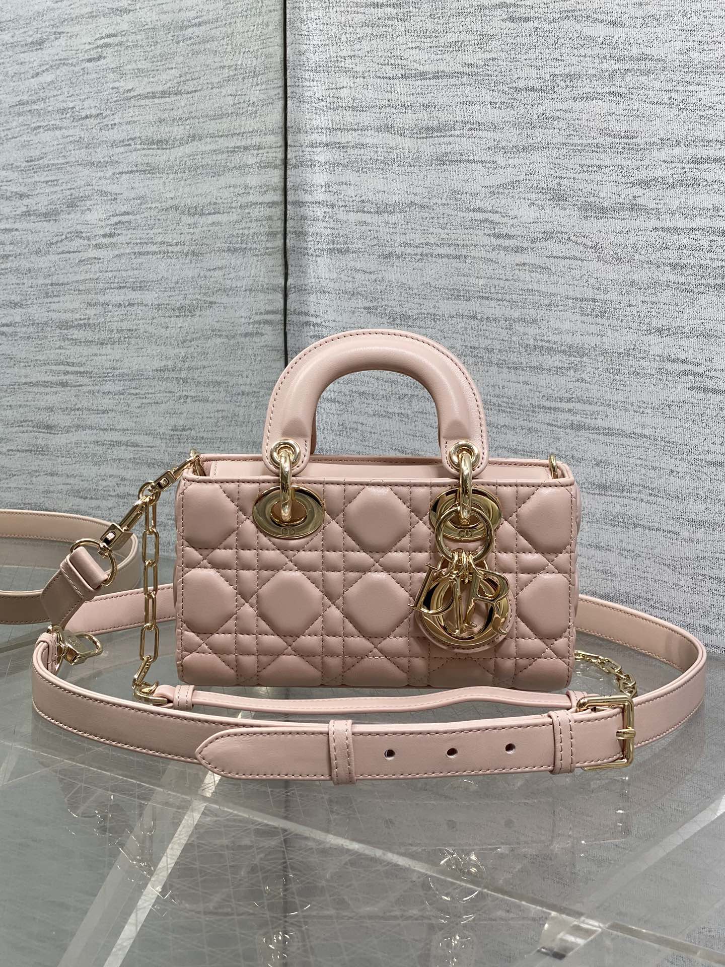 디올 레이디 디조이백 mini  19*5.5*10.5cm