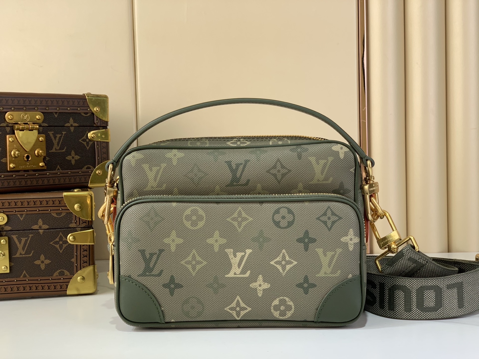 M27095 NIL Monogram Surplus bag 25 x 17.5 x 11cm