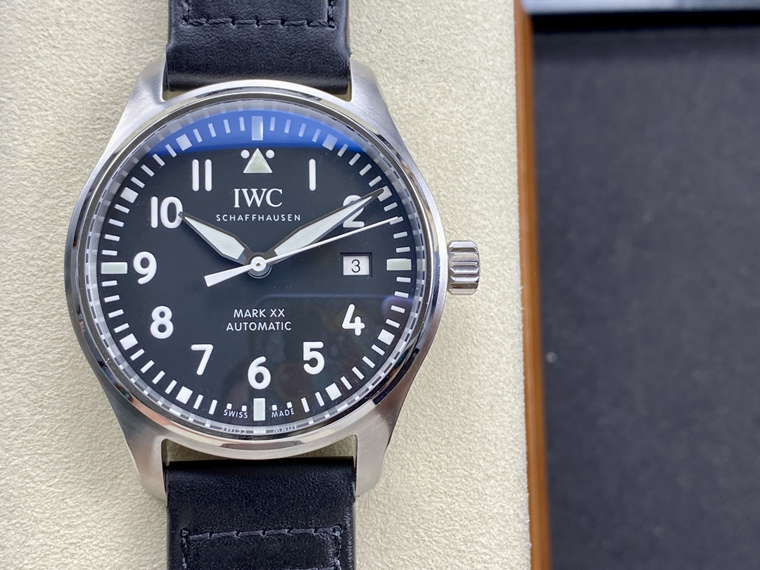 M+｜I9015 무브먼트 l 40mm l IWC 파일럿 마크20 워치｜IW328207