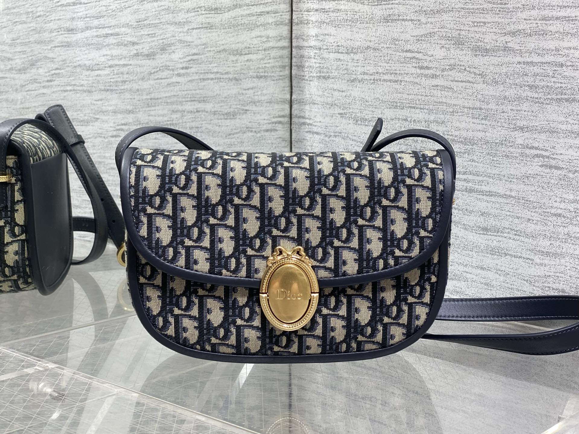 디올 메달리옹 플랩  백 스몰 M3919QDWP_M900 23*16*6.5cm