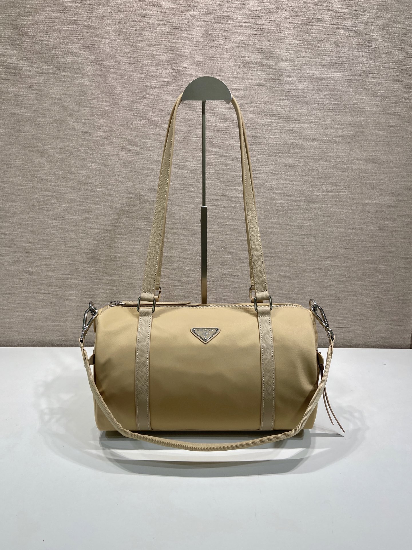 프라다  Re Nylon 및 사피아노 소재의 1BB154  32.5x17x16.5cm