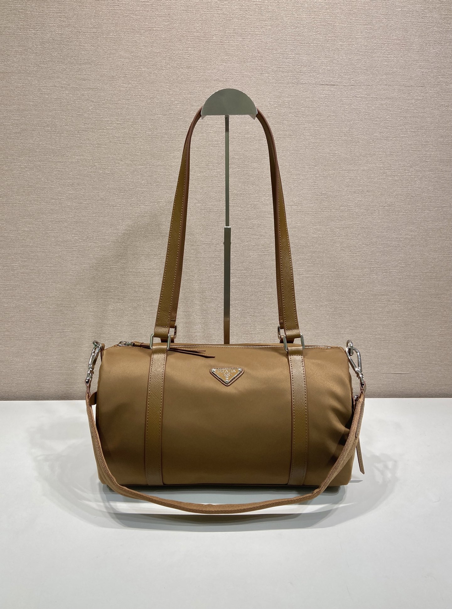 프라다  Re Nylon 및 사피아노 소재의 1BB154  32.5x17x16.5cm