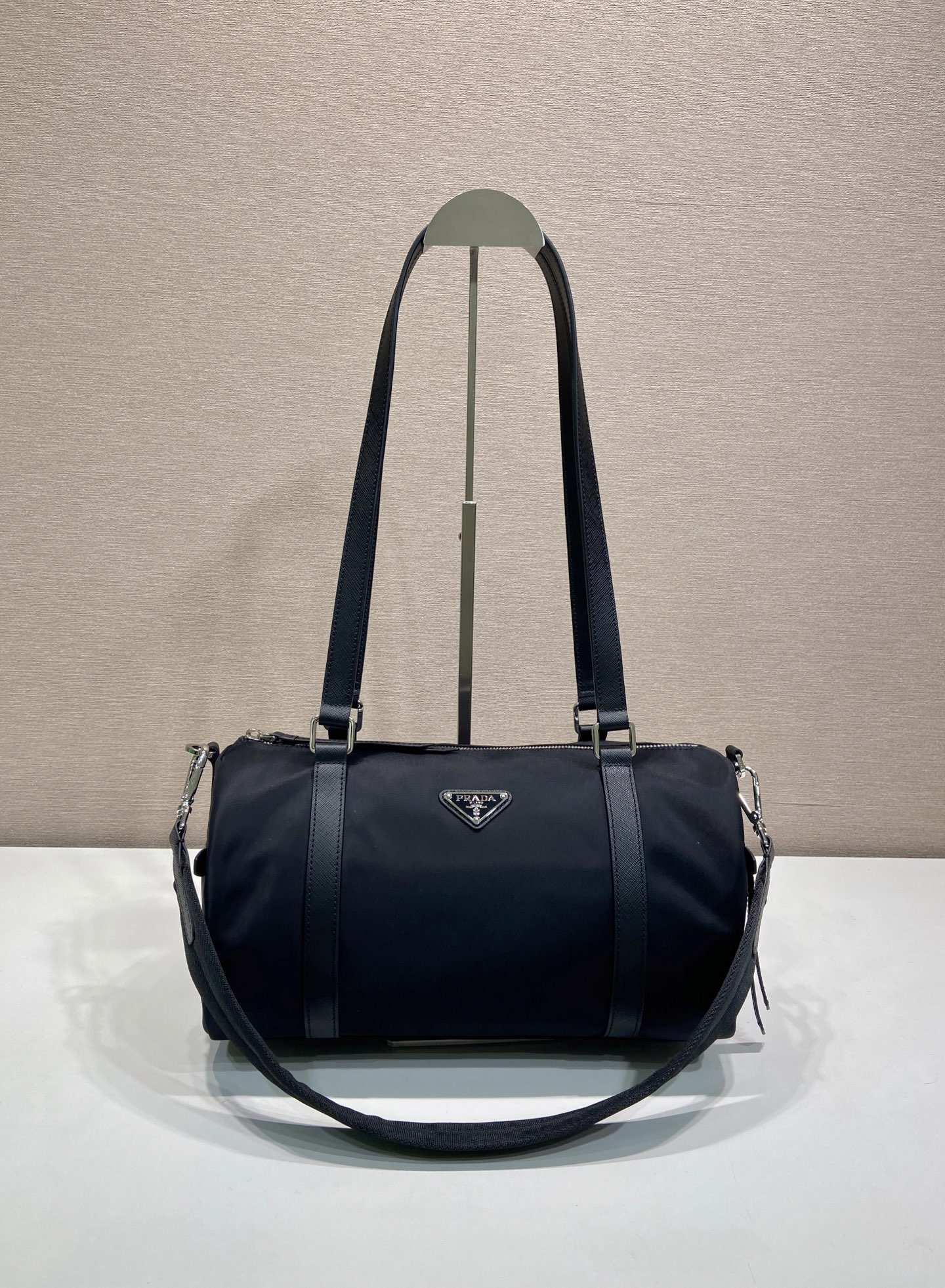 프라다  Re Nylon 및 사피아노 소재의 1BB154  32.5x17x16.5cm