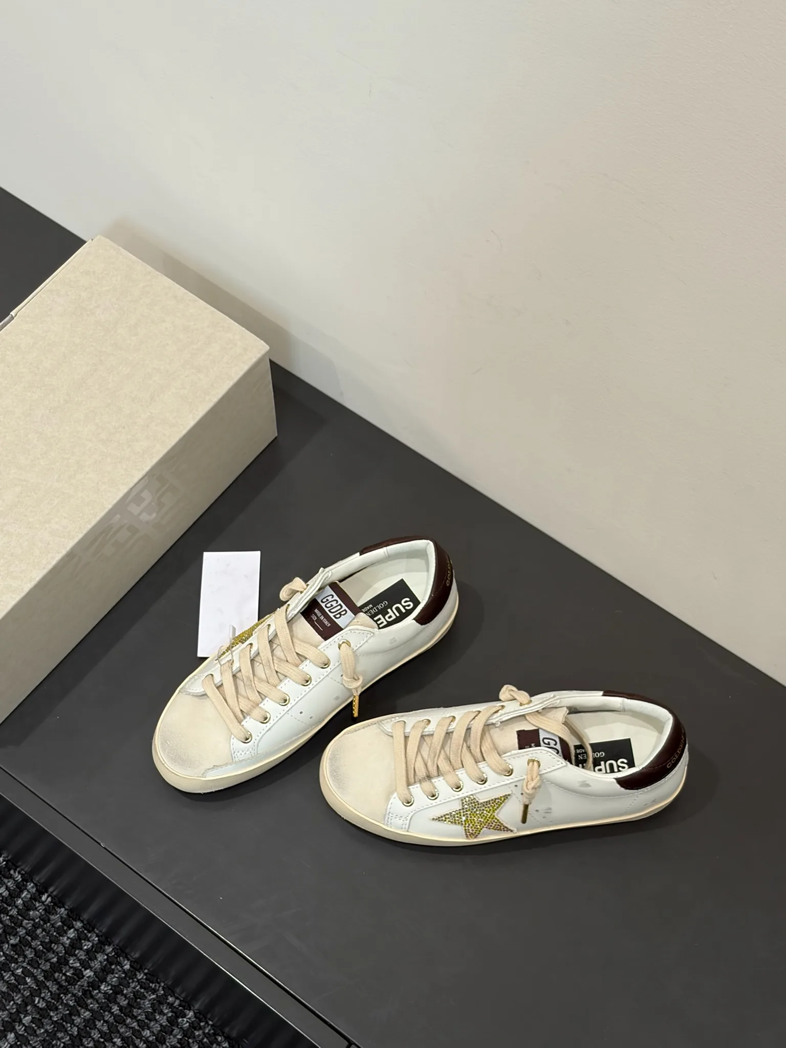 Golden Goose  골드 스와로브스키 스타 화이트 레더 소재 슈퍼스타