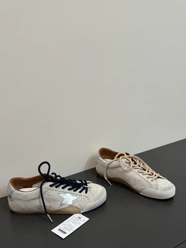 Golden Goose   메탈릭 실버 스타 & 힐탭 라이트 스웨이드 트루스타